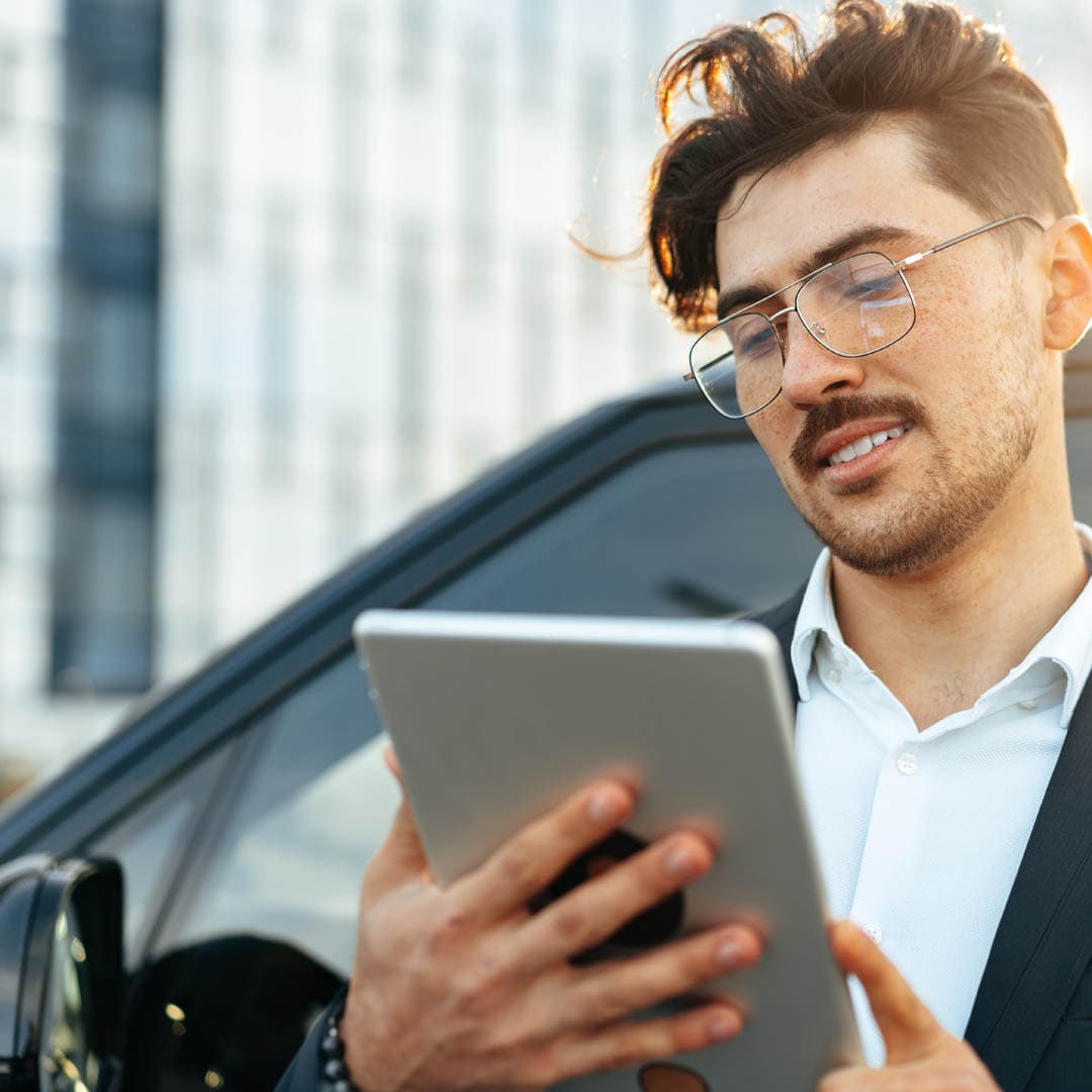 Un jeune homme d’affaires utilisant une tablette numérique dans un environnement professionnel. Un jeune homme d’affaires utilisant une tablette numérique dans un environnement professionnel.