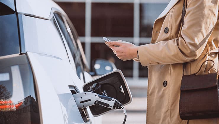 image-component-woman-ev-charging-min image-component-woman-ev-charging-min