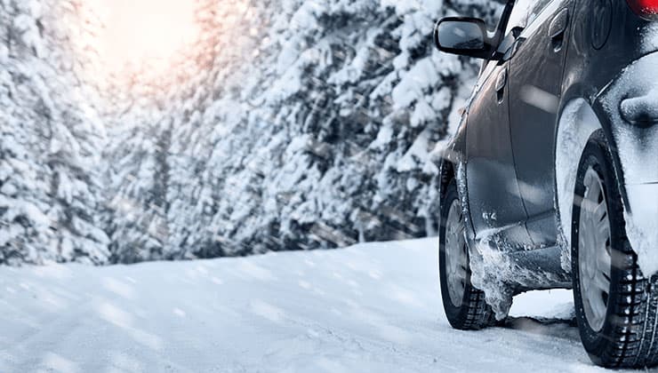 content-blog-snowy-road-with-car-740x420-min content-blog-snowy-road-with-car-740x420-min